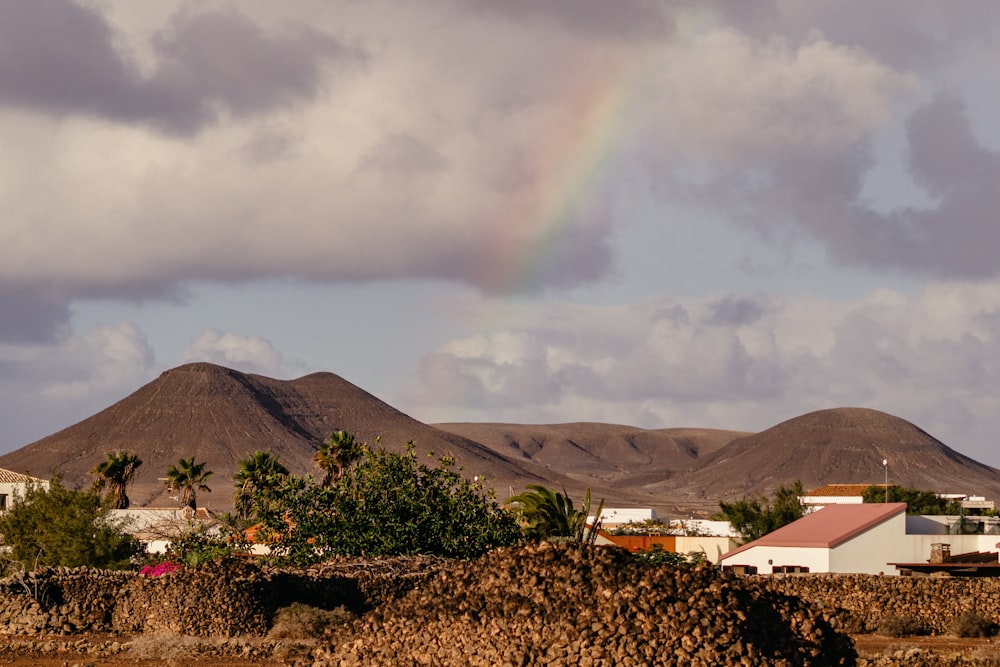 Un arcobaleno nel cielo sopra una piccola città