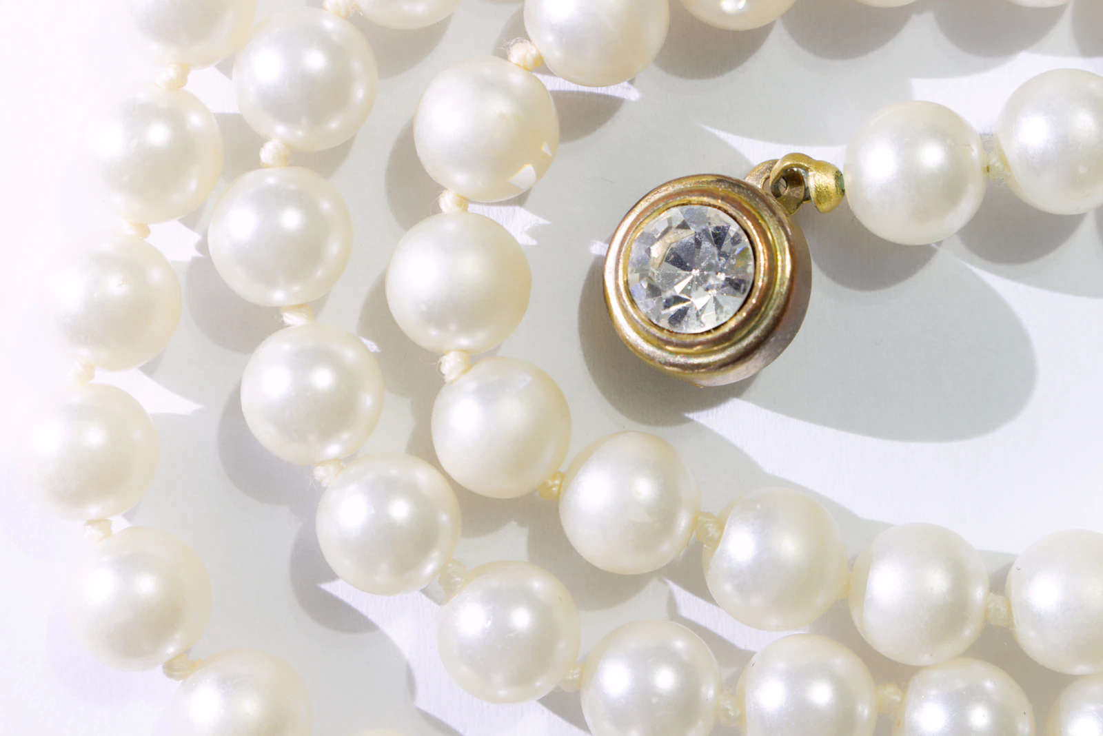 South Sea pearl, golden, round — detail view 2