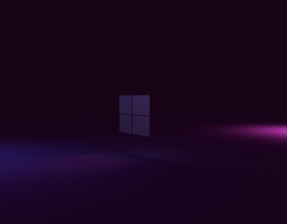 창문에서 보라색 빛이 나오는 어두운 방