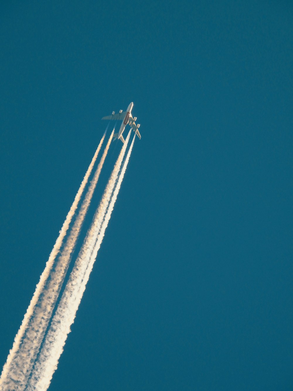 Ein Flugzeug, das am Himmel fliegt und eine Rauchspur hinterlässt