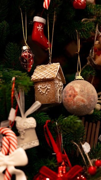 Cute Christmas ornaments photo by Jelezniac Bianca on unsplash.com