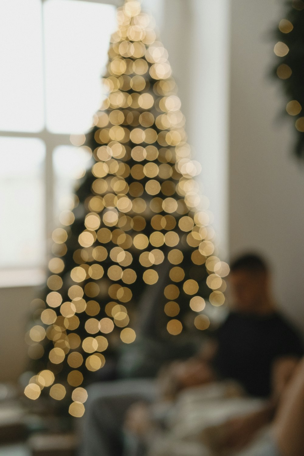 a blurry christmas tree in a living room