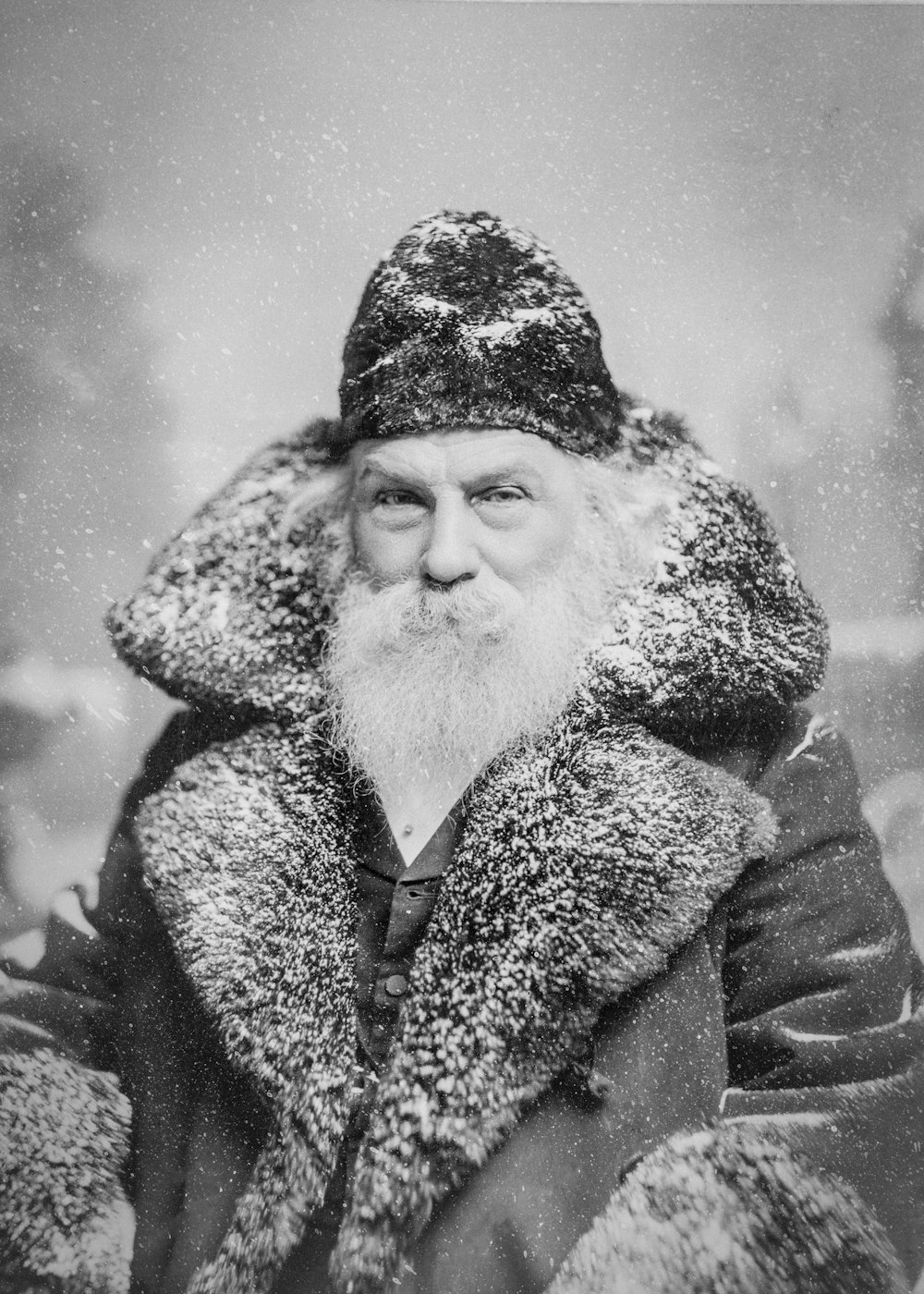 Una vieja foto de un hombre con un abrigo de piel