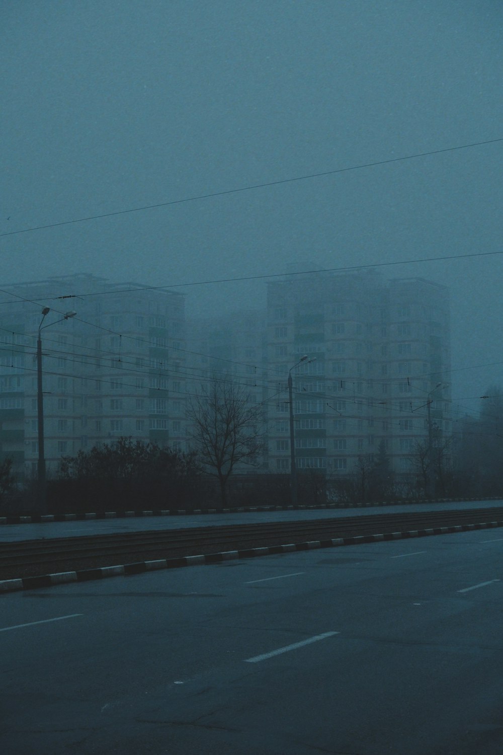 une vue d’une route enneigée