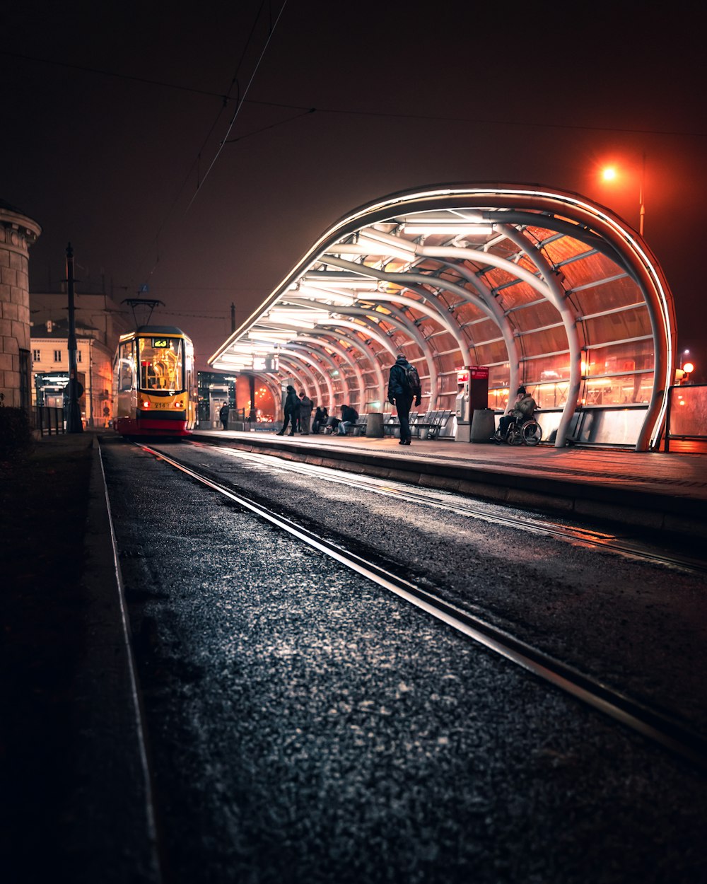 uma estação de trem com um trem nos trilhos