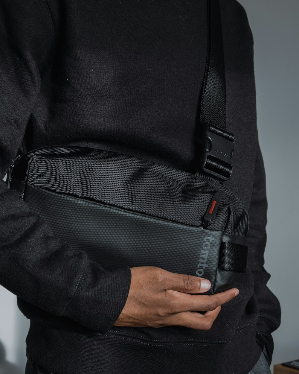 Un homme tenant un sac noir dans ses mains