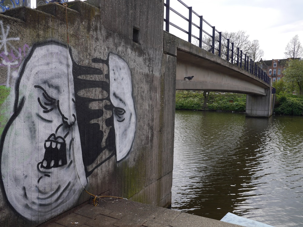 un mur avec une peinture de deux visages dessus