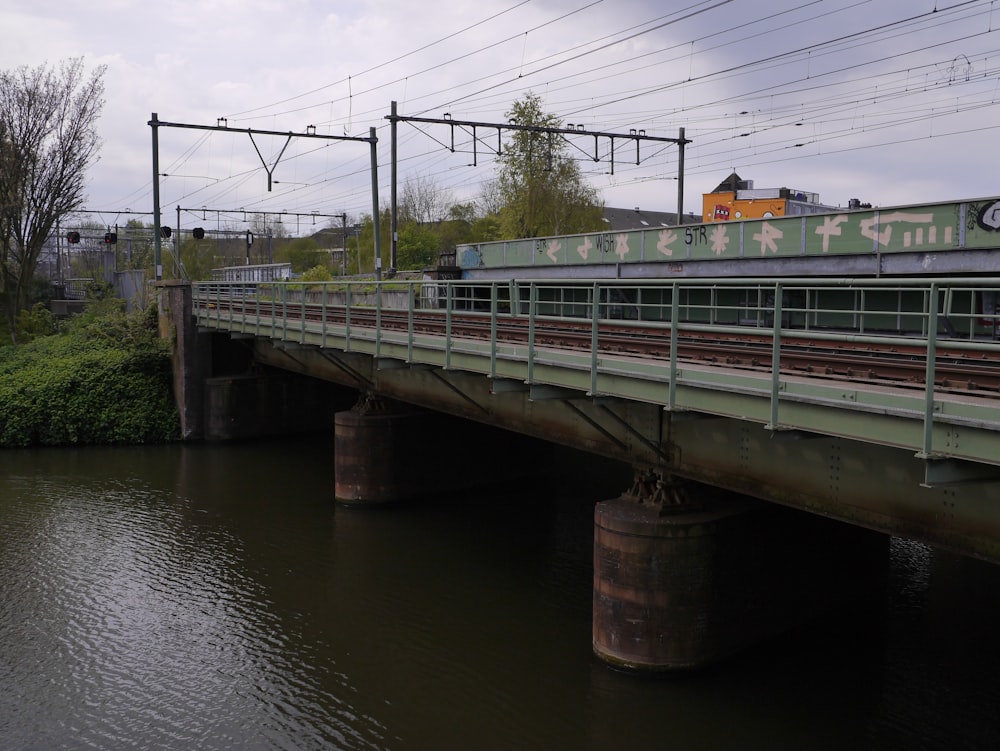 un ponte su uno specchio d'acqua con linee elettriche sopra di esso