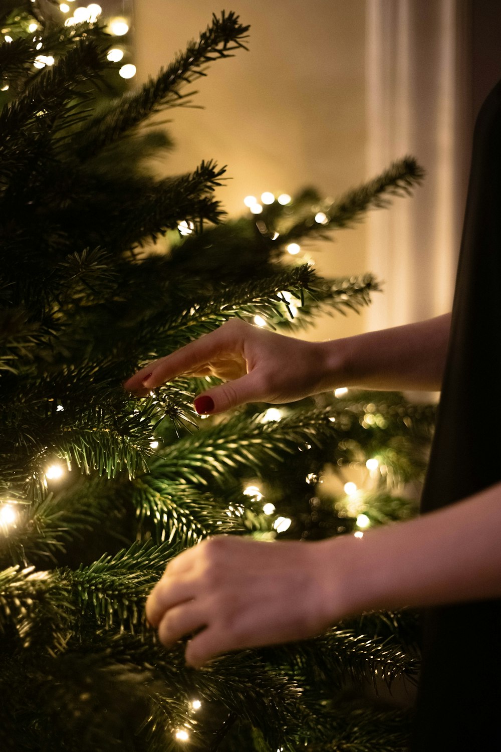 Una persona está decorando un árbol de Navidad