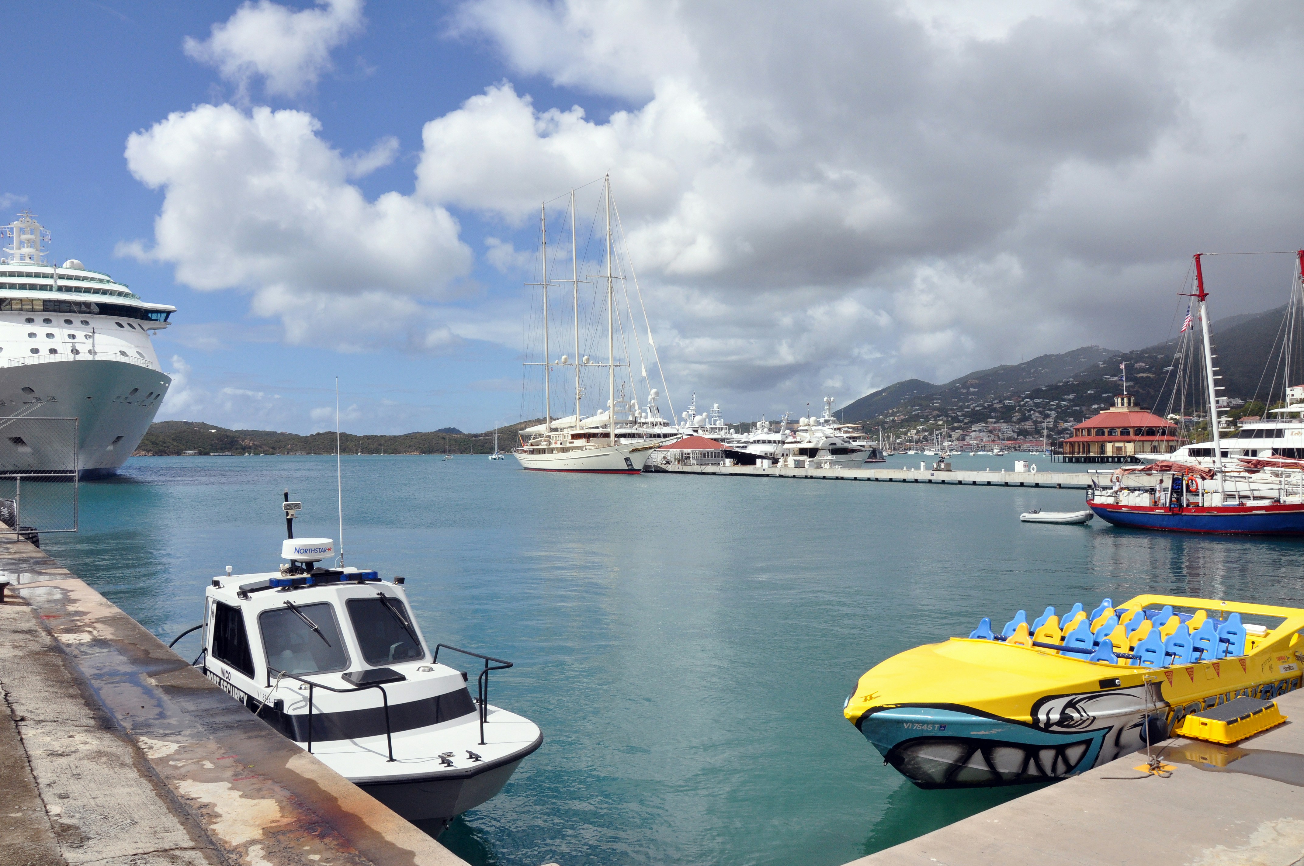 una barca è ormeggiata accanto a uno specchio d'acqua