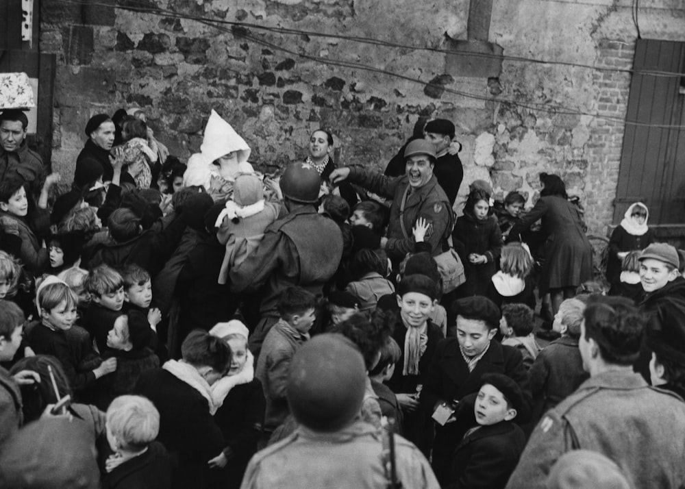 une foule de gens debout les uns autour des autres