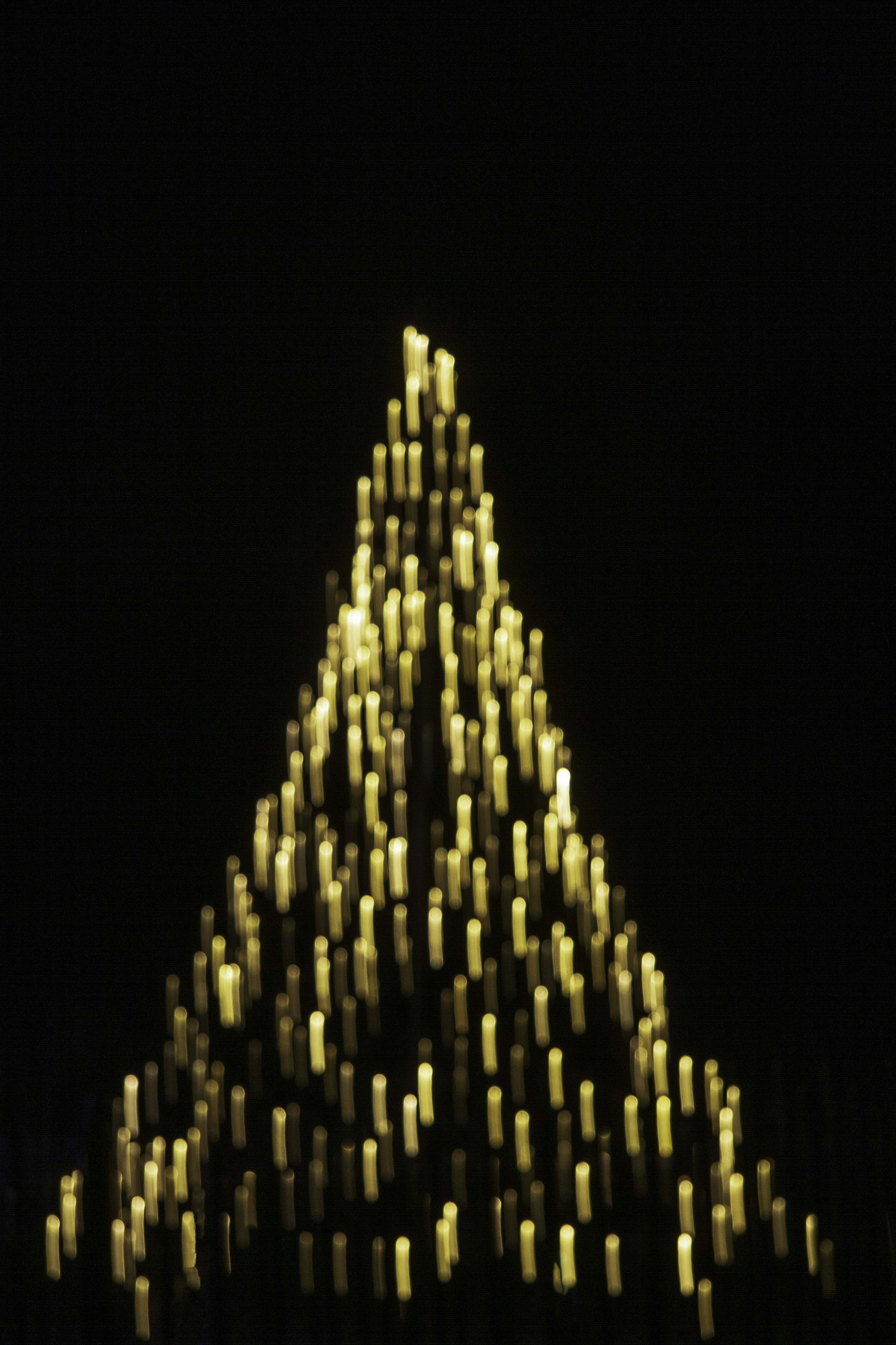 Un edificio molto alto con molte luci sul lato