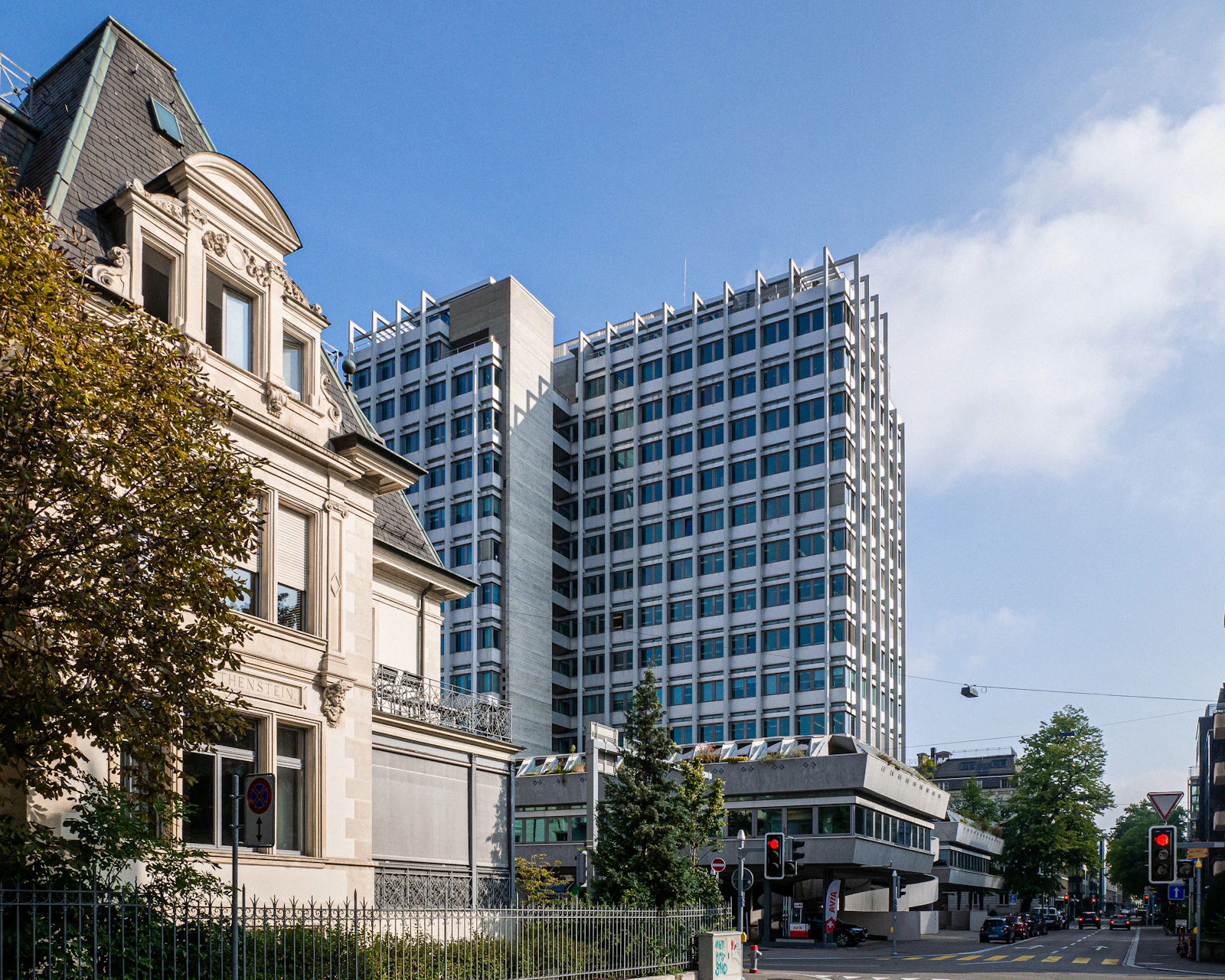 Strassenzug mit Alt- und Neubauten in Zürich