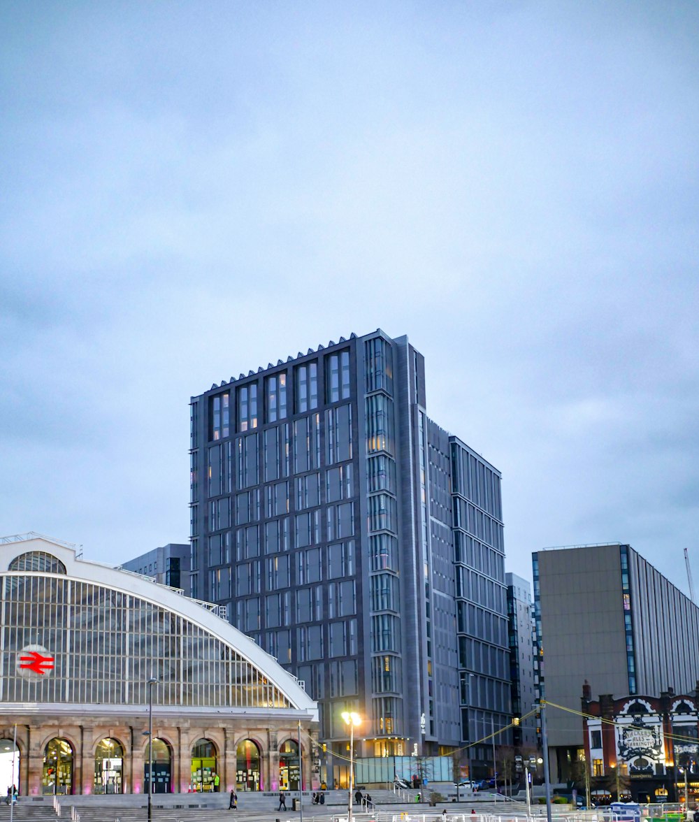 a large building with many windows in a city