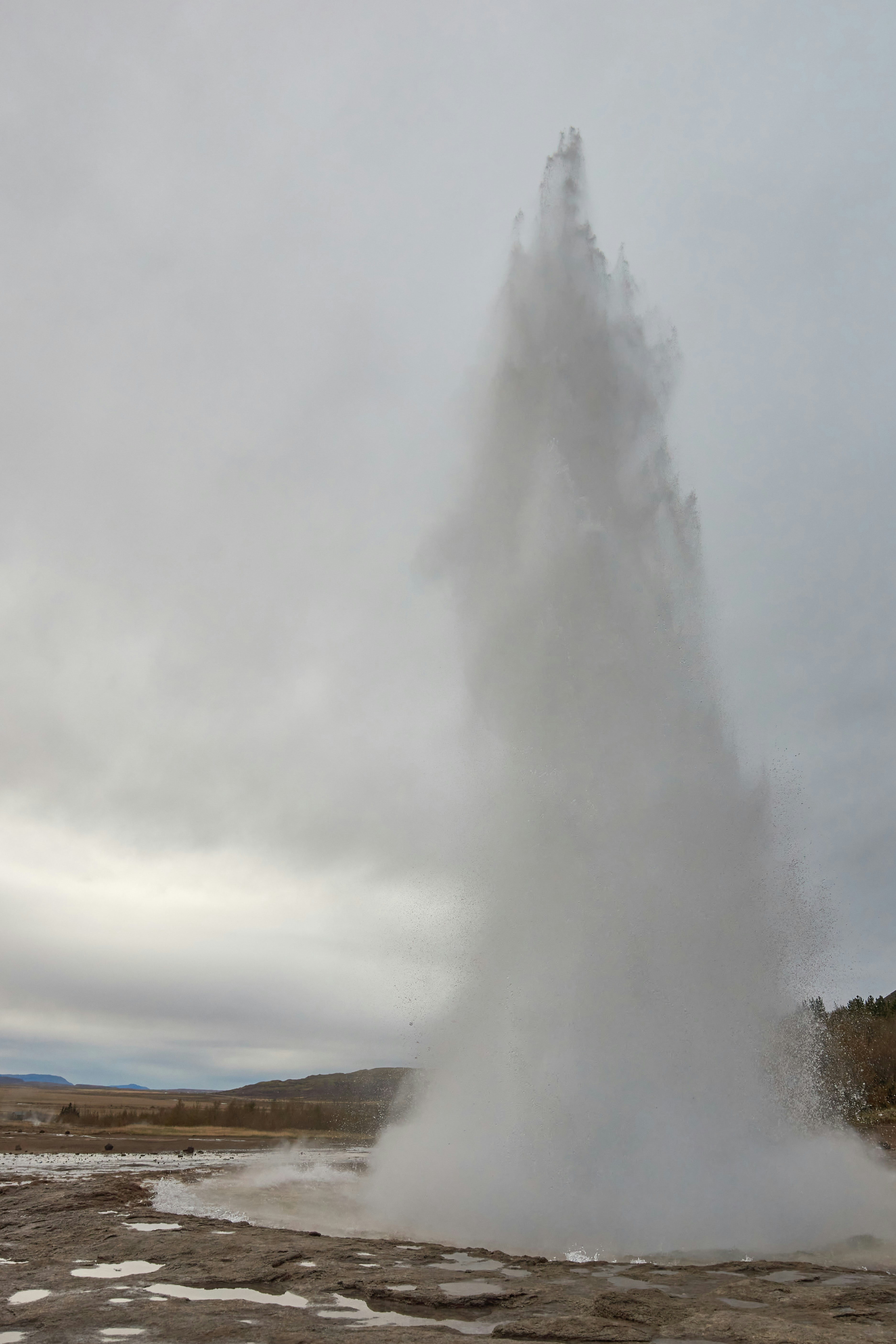 un grand geyser crachant de l’eau dans l’air