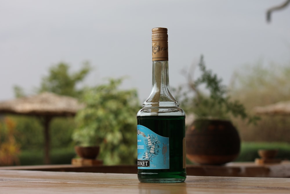una bottiglia di olio d'oliva seduta su un tavolo