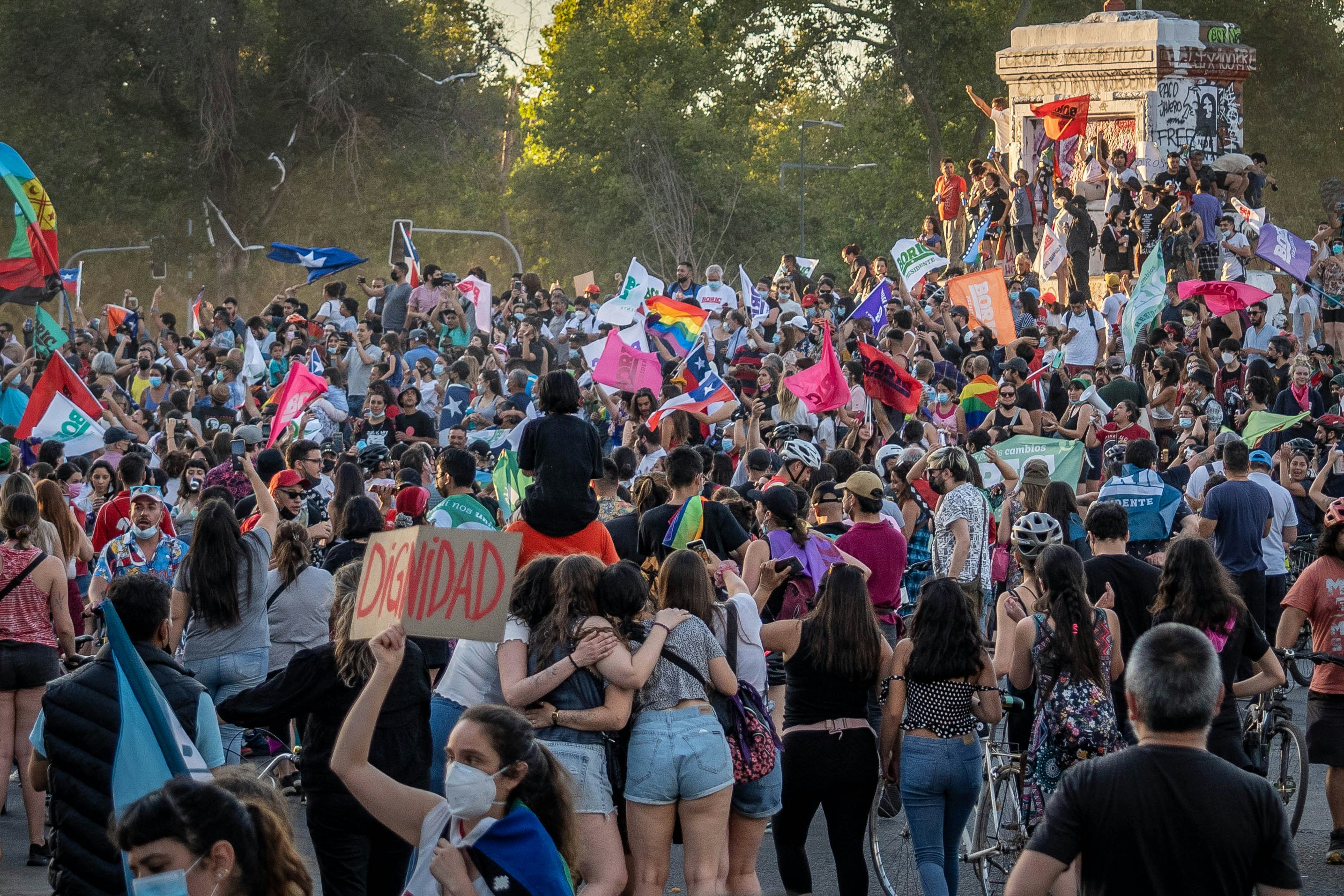 un grand groupe de personnes debout les unes autour des autres