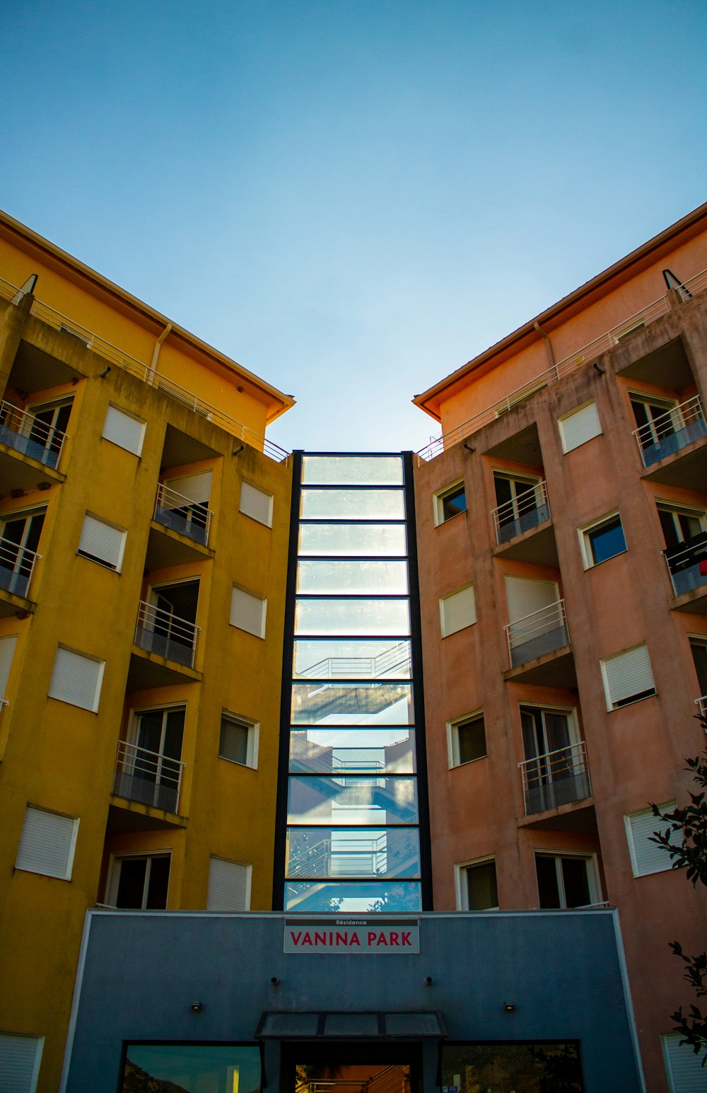 un grand immeuble avec des balcons et des balcons au-dessus