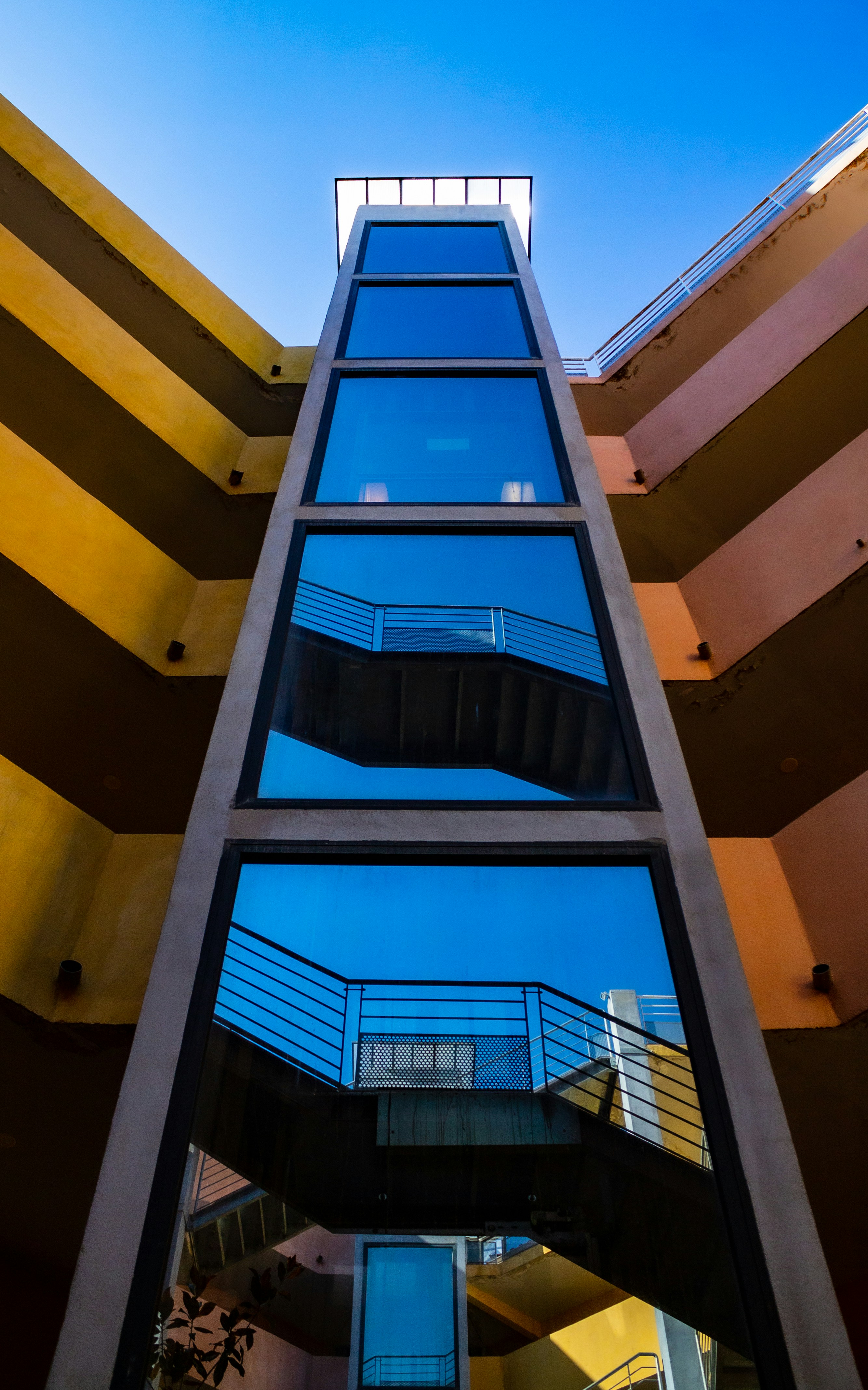 Ein sehr hohes Gebäude mit vielen Fenstern