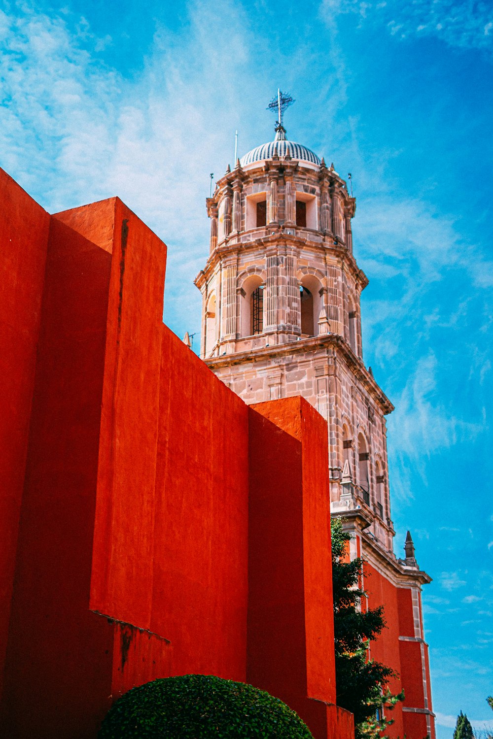 una torre alta con una cruz encima