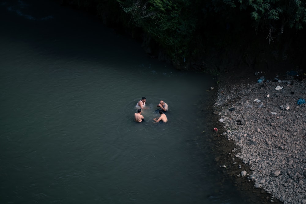 Un gruppo di persone che galleggiano in uno specchio d'acqua