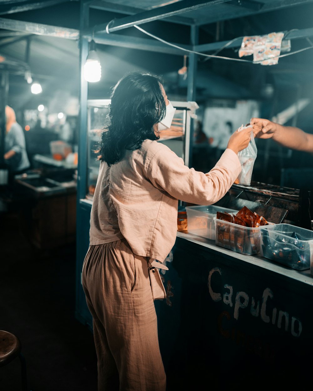 Une femme debout à un comptoir dans un restaurant