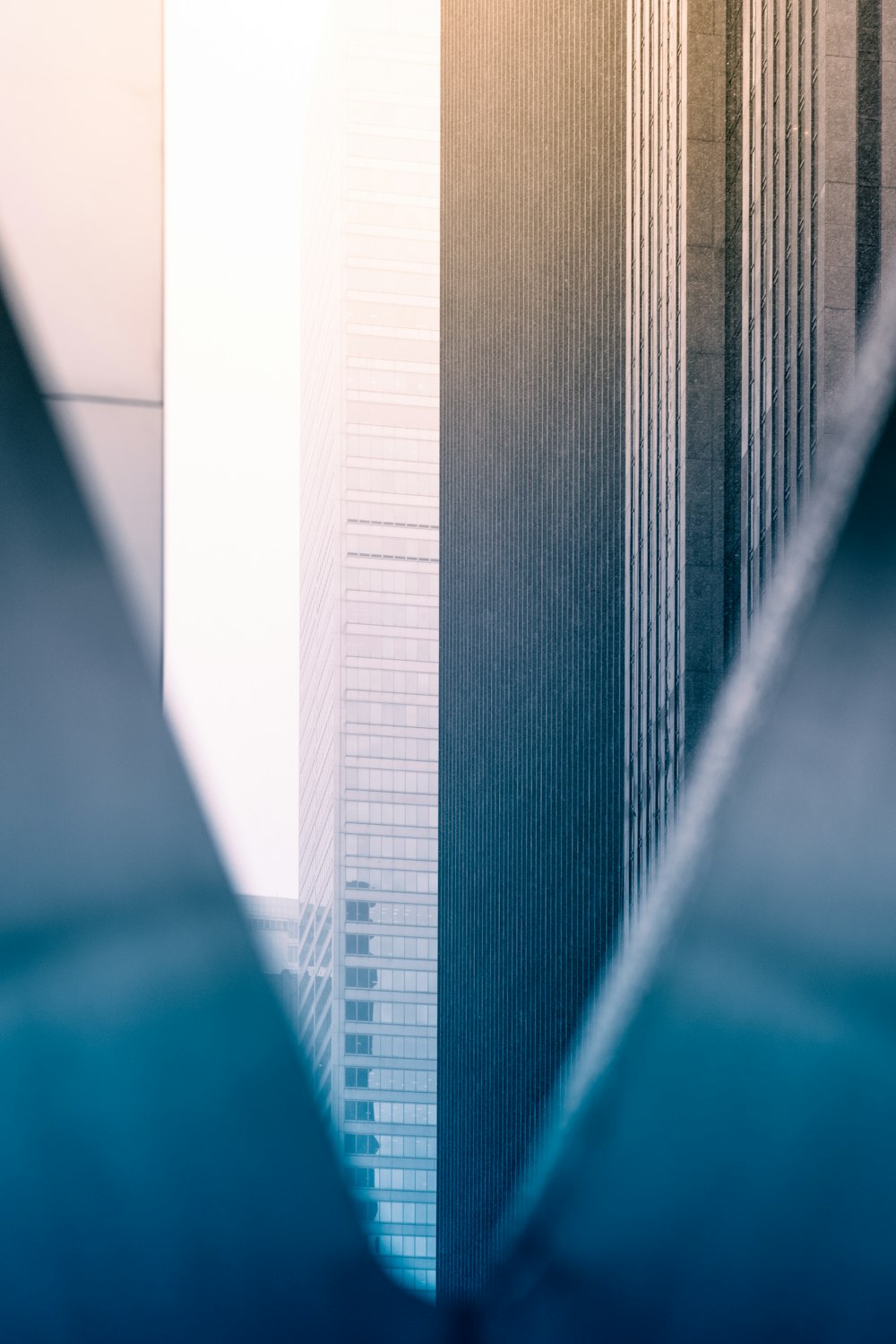 um edifício alto com um fundo do céu