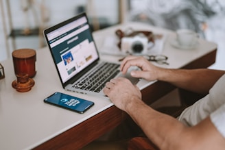 home criando um blog em seu laptop