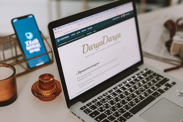 Laptop sobre un escritorio utilizada para diseñar sitios web profesionales