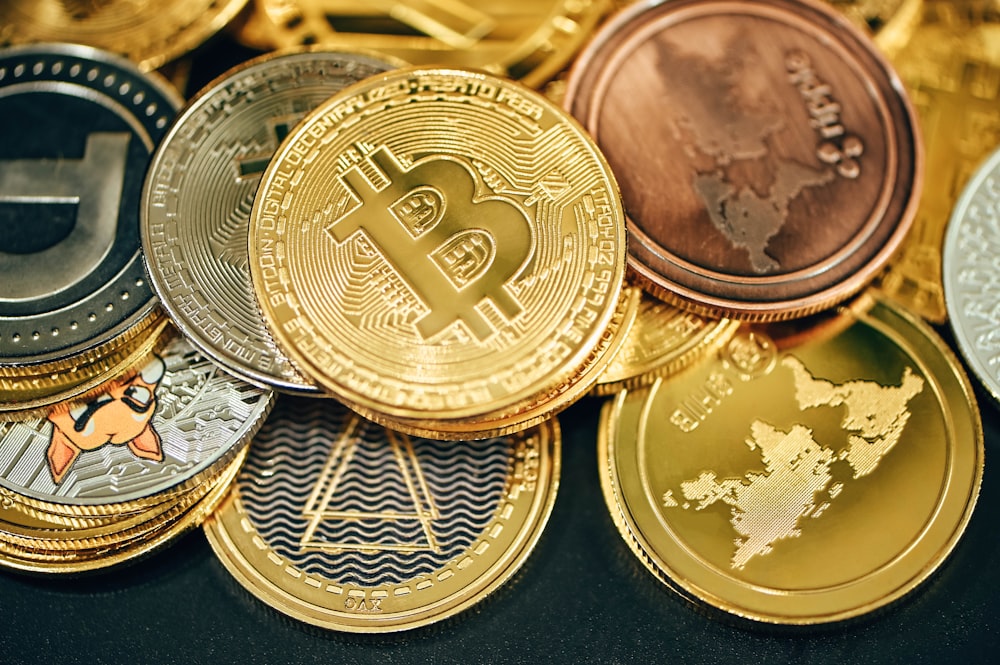 uma pilha de bitcoins de ouro e prata