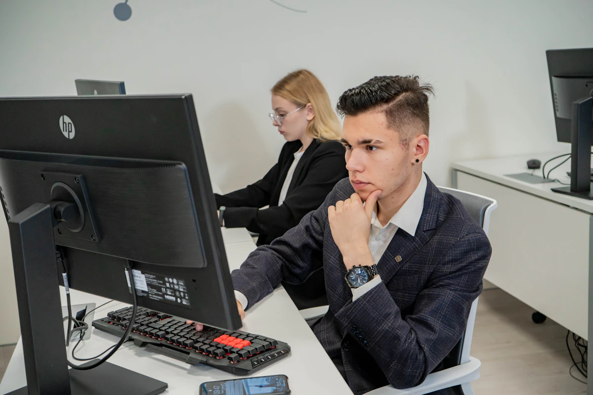 Professionnel analysant des offres d'emploi liées à l'intelligence artificielle en Suisse romande