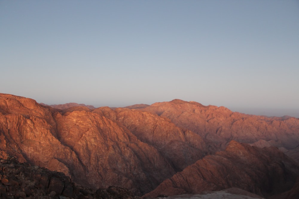 Una vista de una cordillera al atardecer