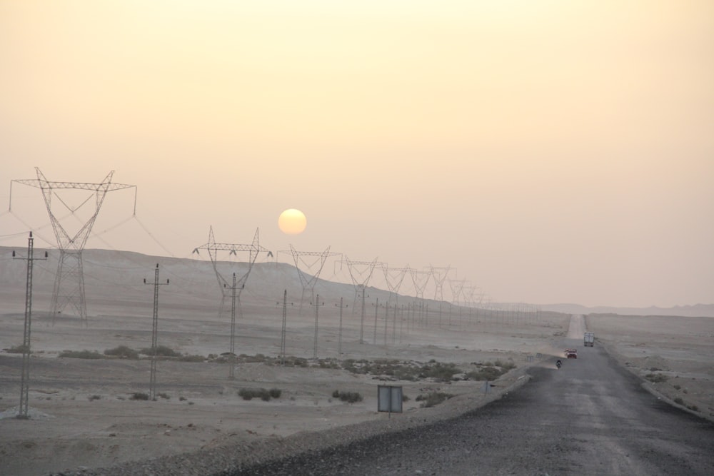 Die Sonne geht über einer Straße in der Wüste unter