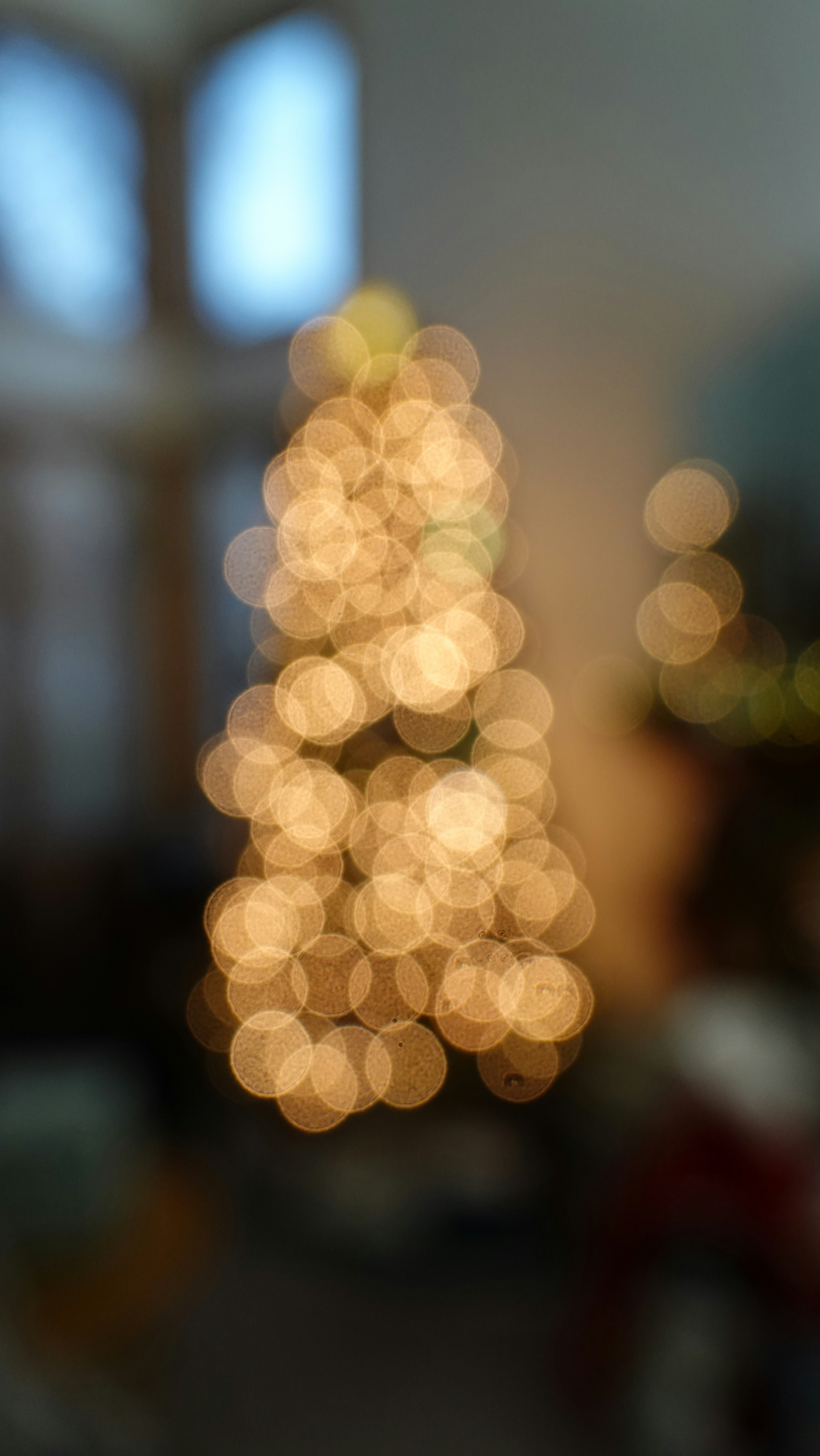 a blurry photo of a lit christmas tree