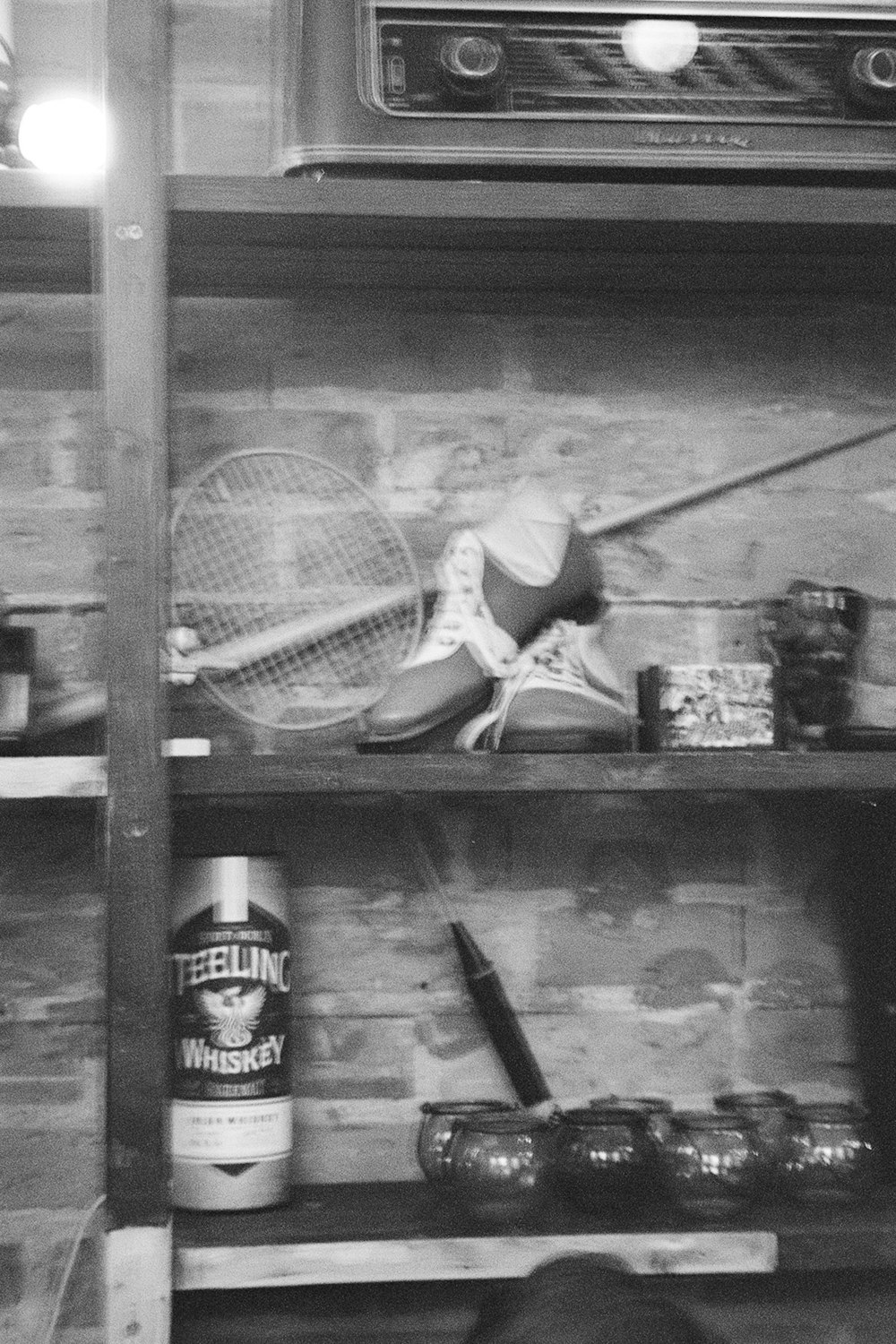 une photo en noir et blanc d’une raquette et de raquettes de tennis