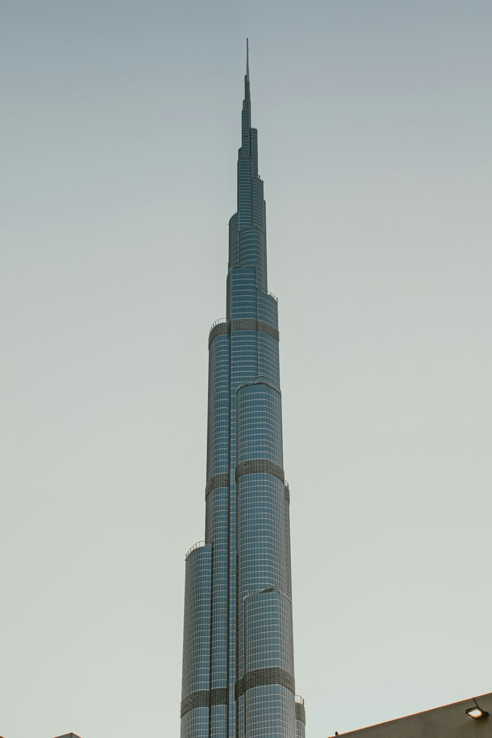 Ein sehr hohes Gebäude, das über einer Stadt thront
