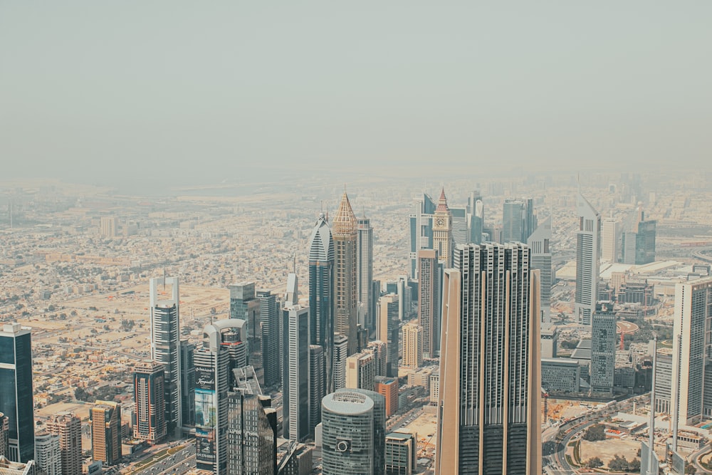 Una vista de una ciudad desde un edificio alto