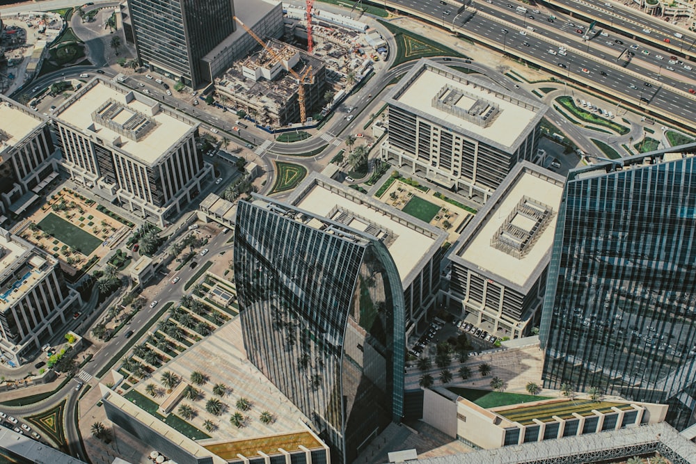 Luftaufnahme einer Stadt mit vielen hohen Gebäuden