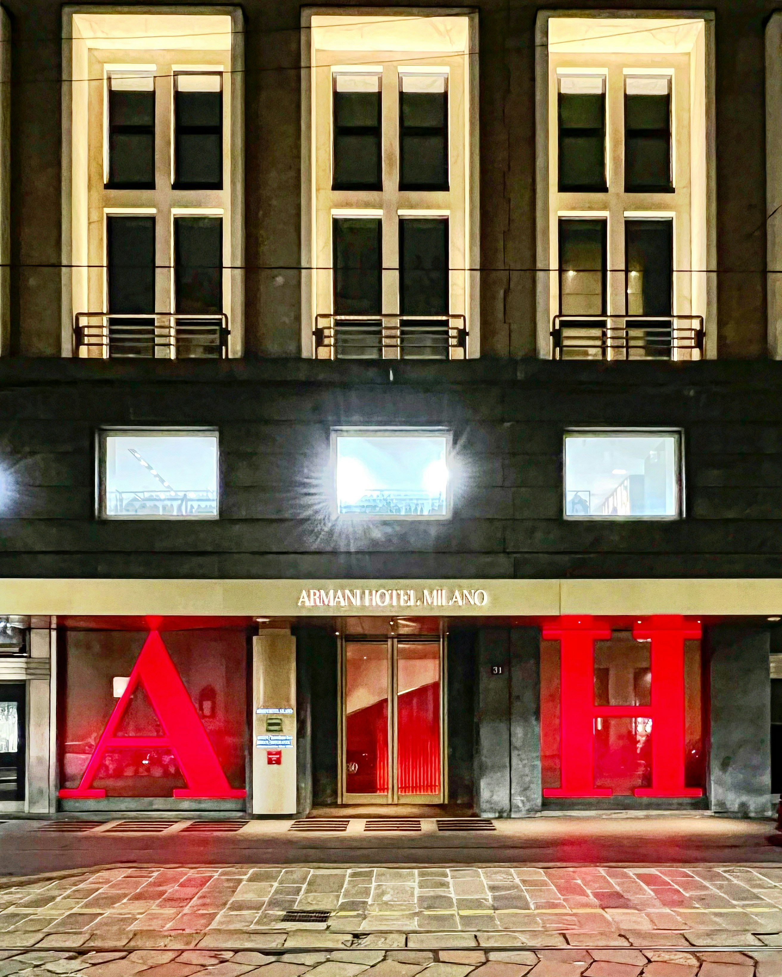 El origen y desarrollo de la marca de lujo Armani
