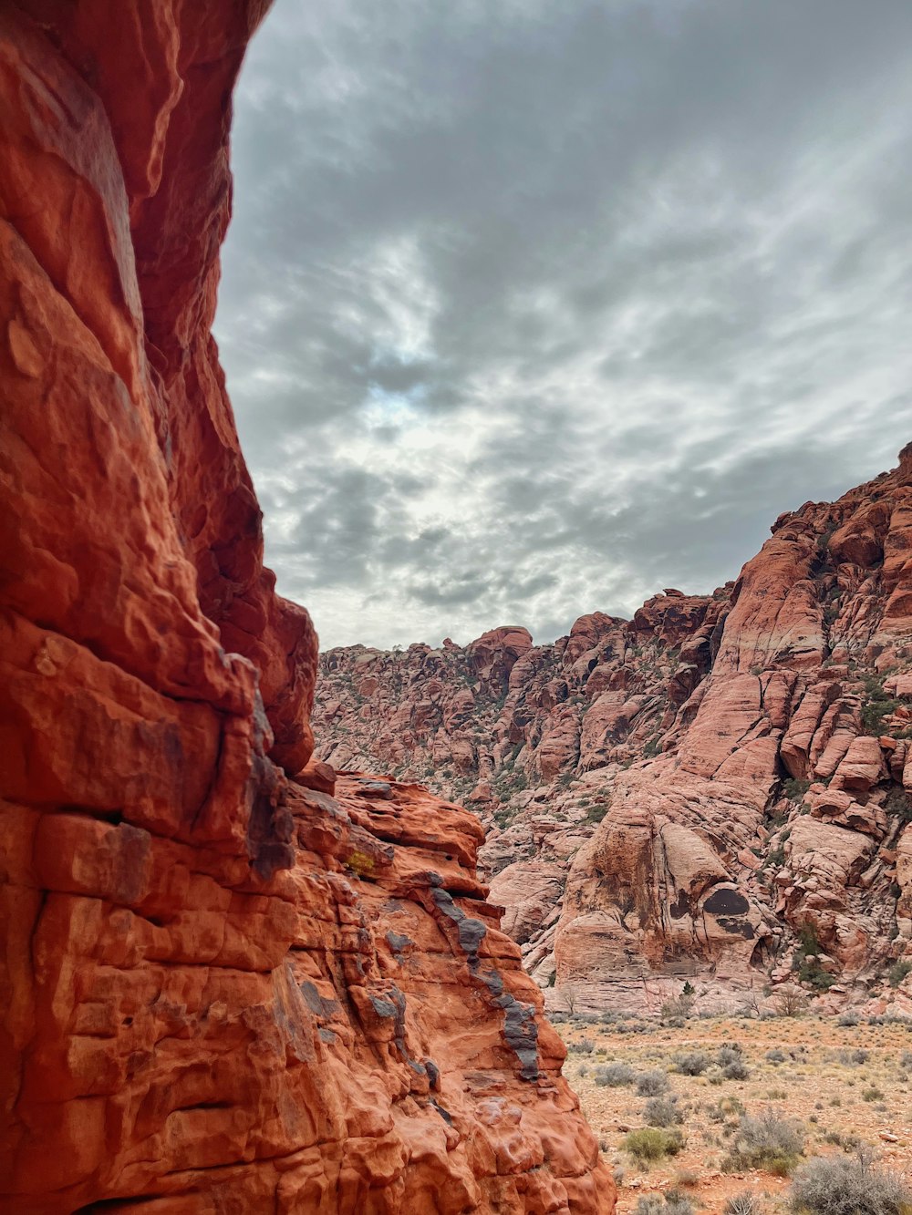 uma vista de um afloramento rochoso no deserto