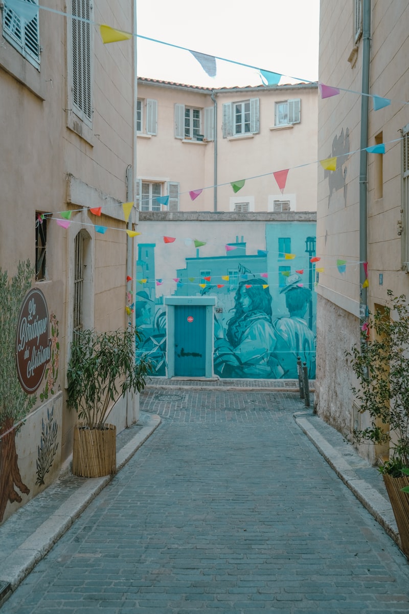 Ruelle color&eacute;e du quartier du Panier &agrave; Marseille