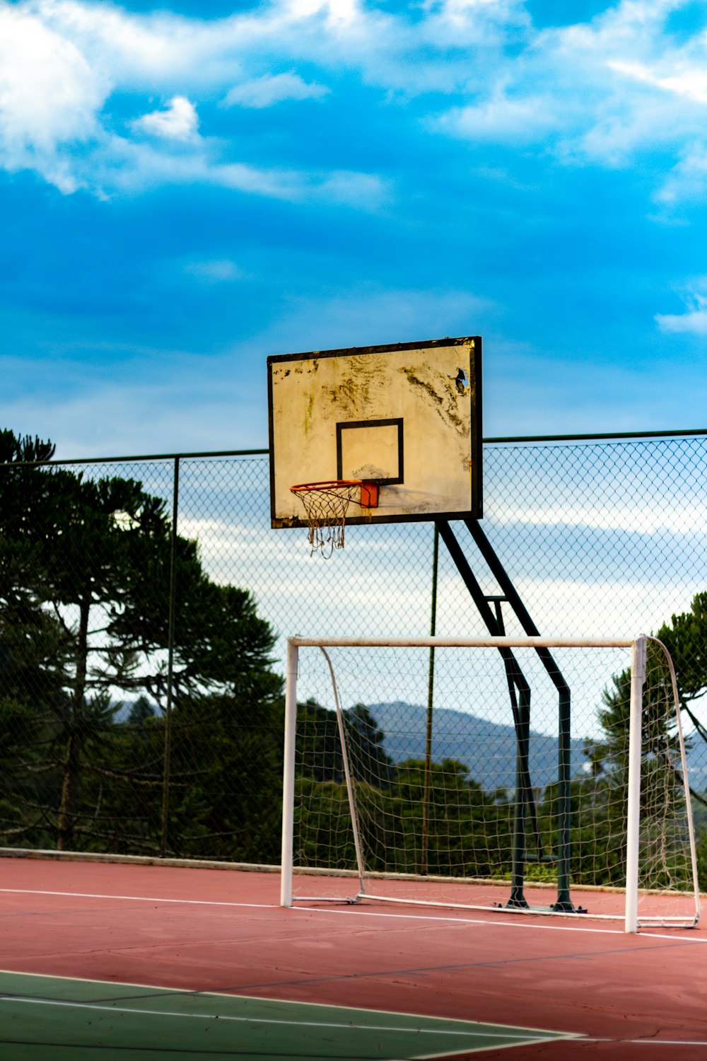 uma quadra de basquete com uma bola de basquete passando pela rede