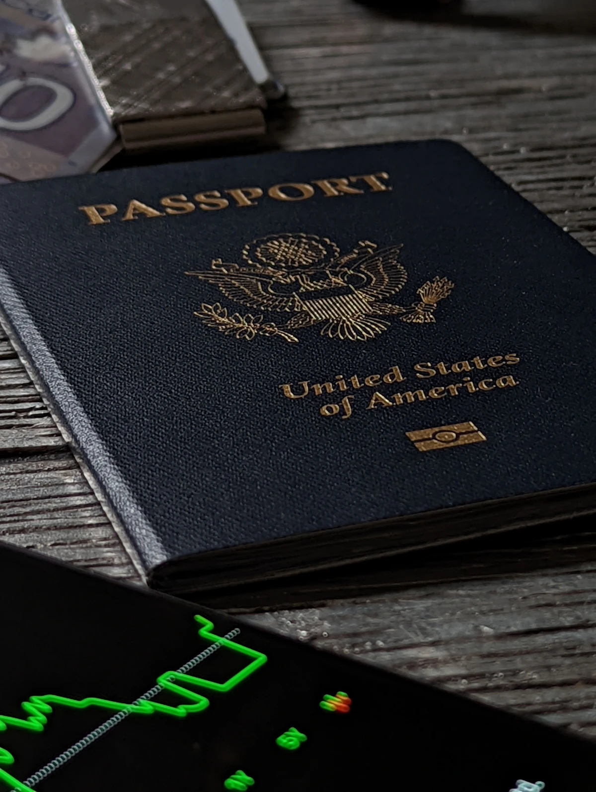 Passeport posé sur une table en bois, avec téléphone, symbolisant les papiers du conjoint étranger