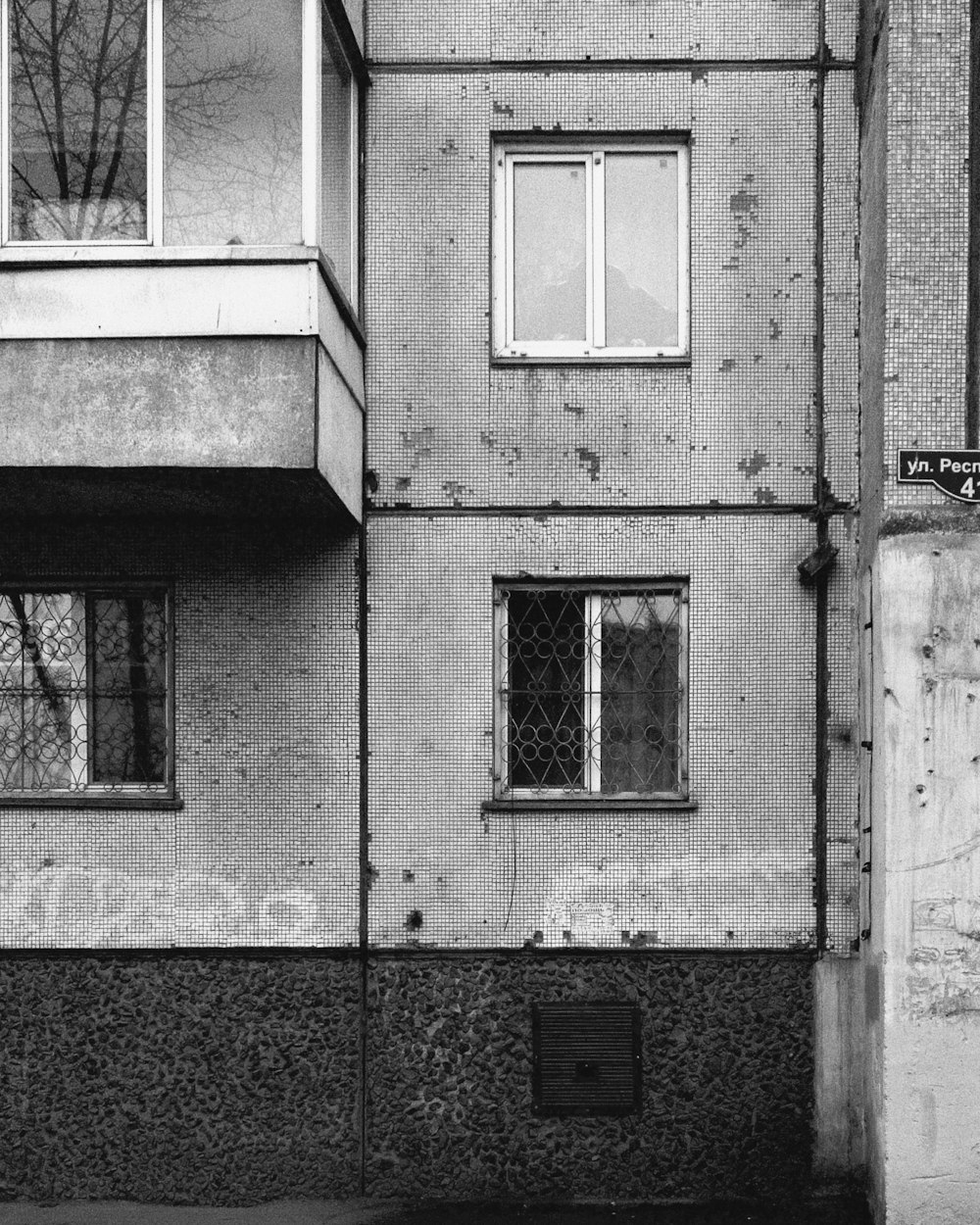 a black and white photo of a building