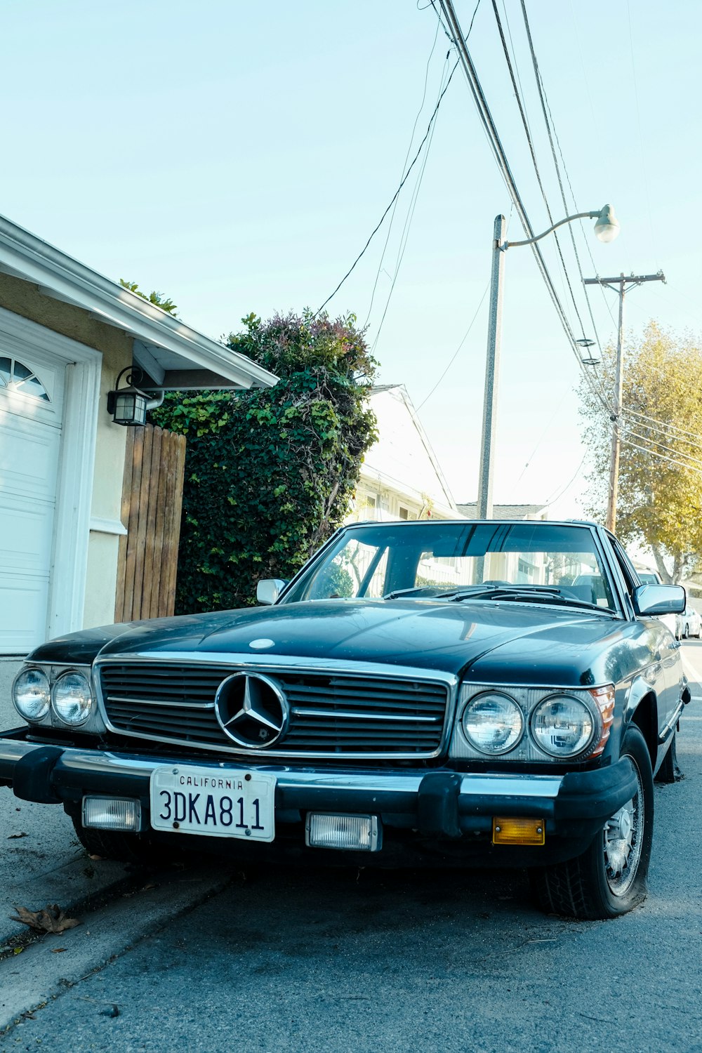 Ein Mercedes Benz parkt am Straßenrand