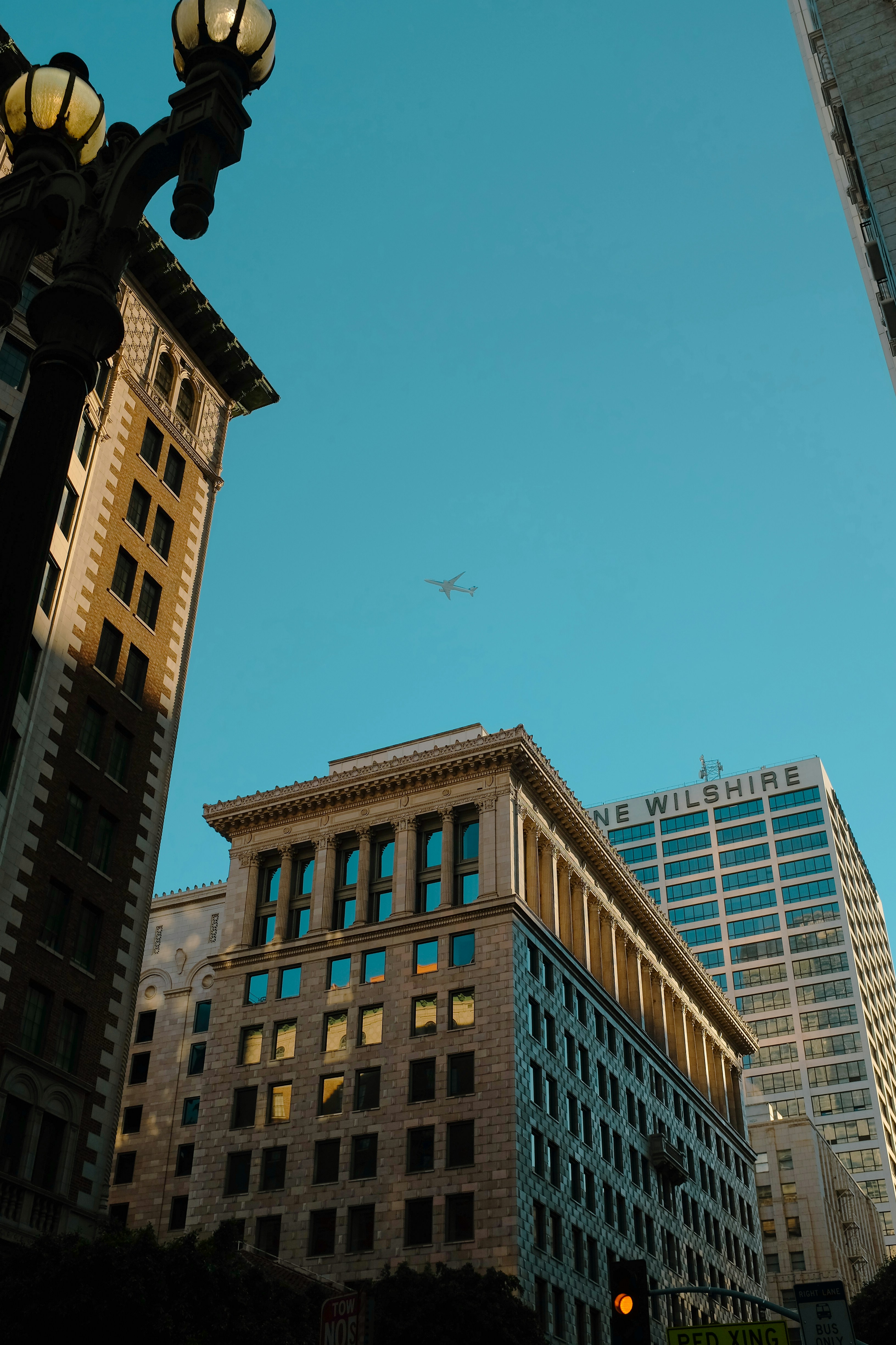 A plane flying in the sky over some buildings photo – Free Los angeles ...