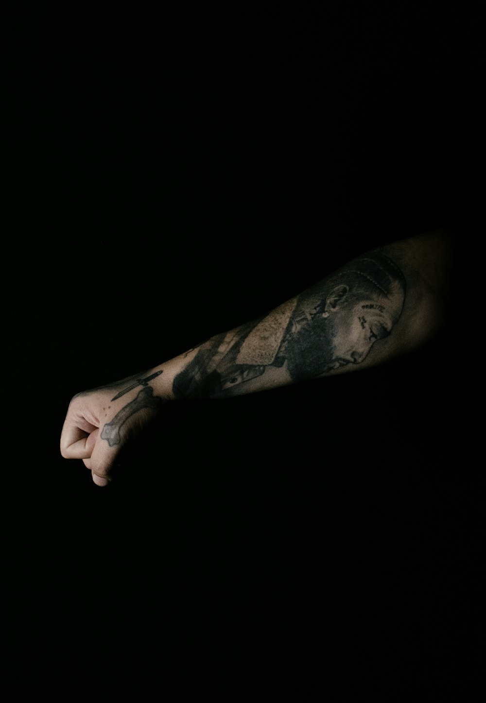 o braço de um homem com uma tatuagem sobre ele