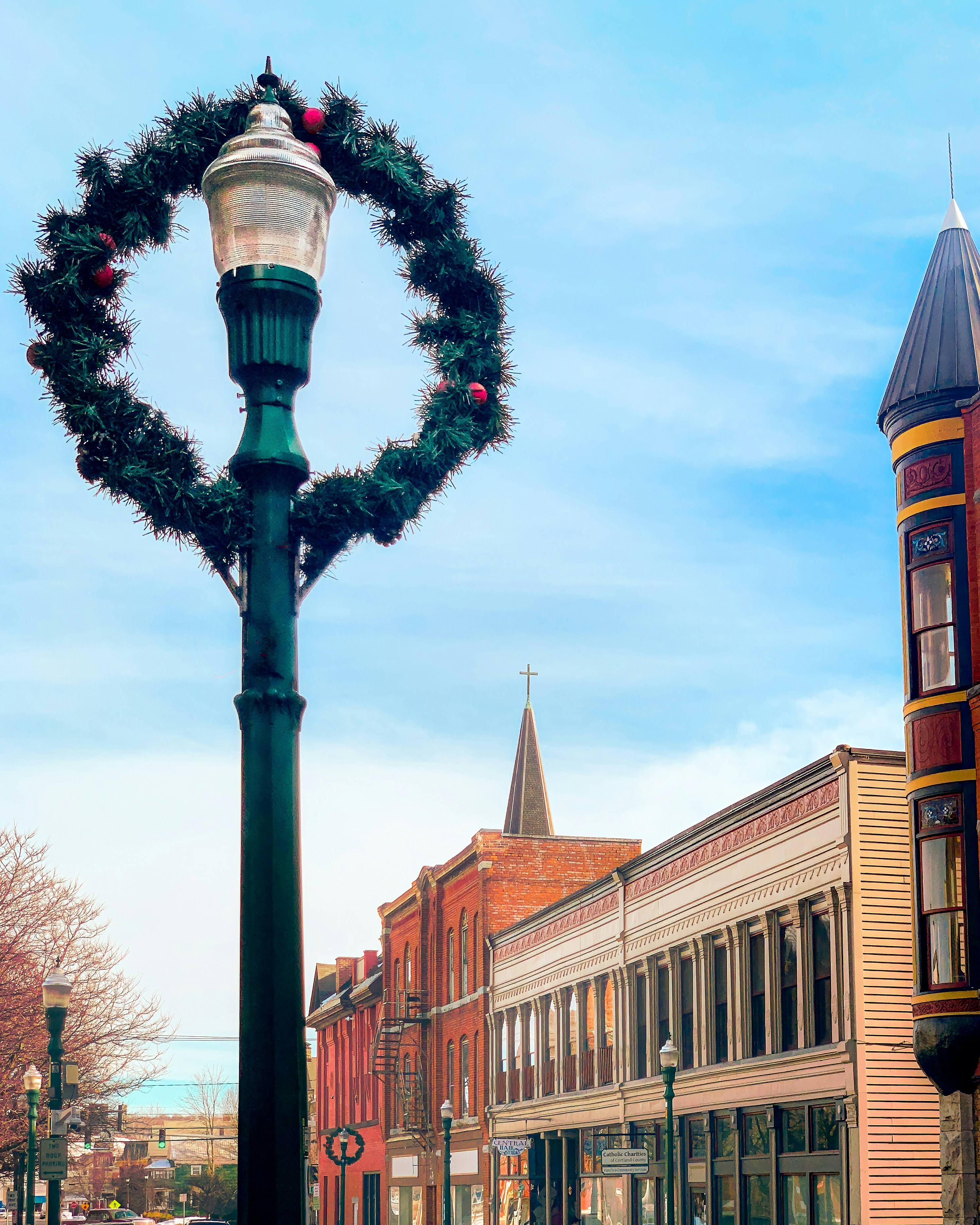 una farola con una corona encima
