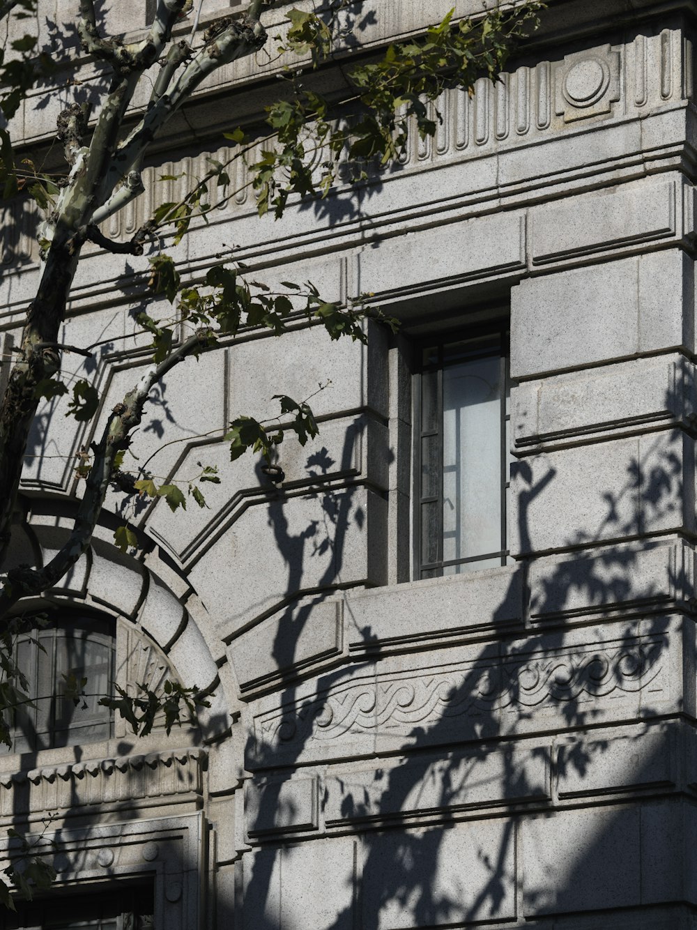 un edificio con un orologio sulla parte anteriore