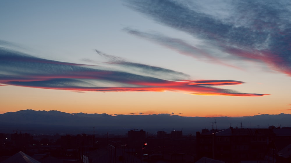 空に雲が沈む夕日